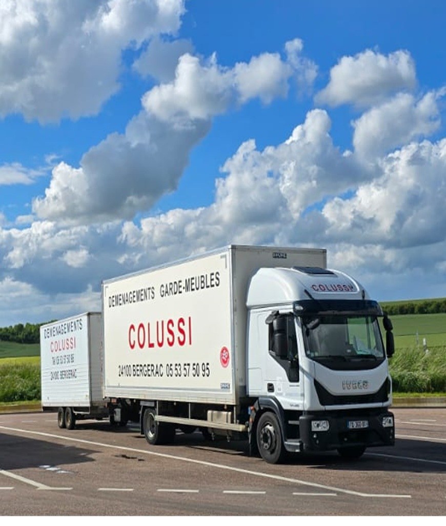 Camion avec remorque de déménagement Colussi sur la route