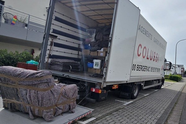 Camion Colussi et mobilier protégé par des couvertures de déménagement